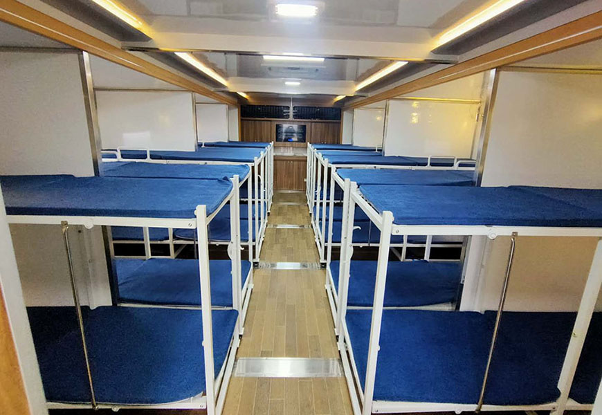 重汽豪沃T5G宿營(yíng)車