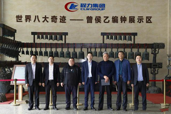 在程力汽車集團(tuán)總部迎賓大廳，雙方代表觀摩世界八大奇跡編鐘后合影紀(jì)念
